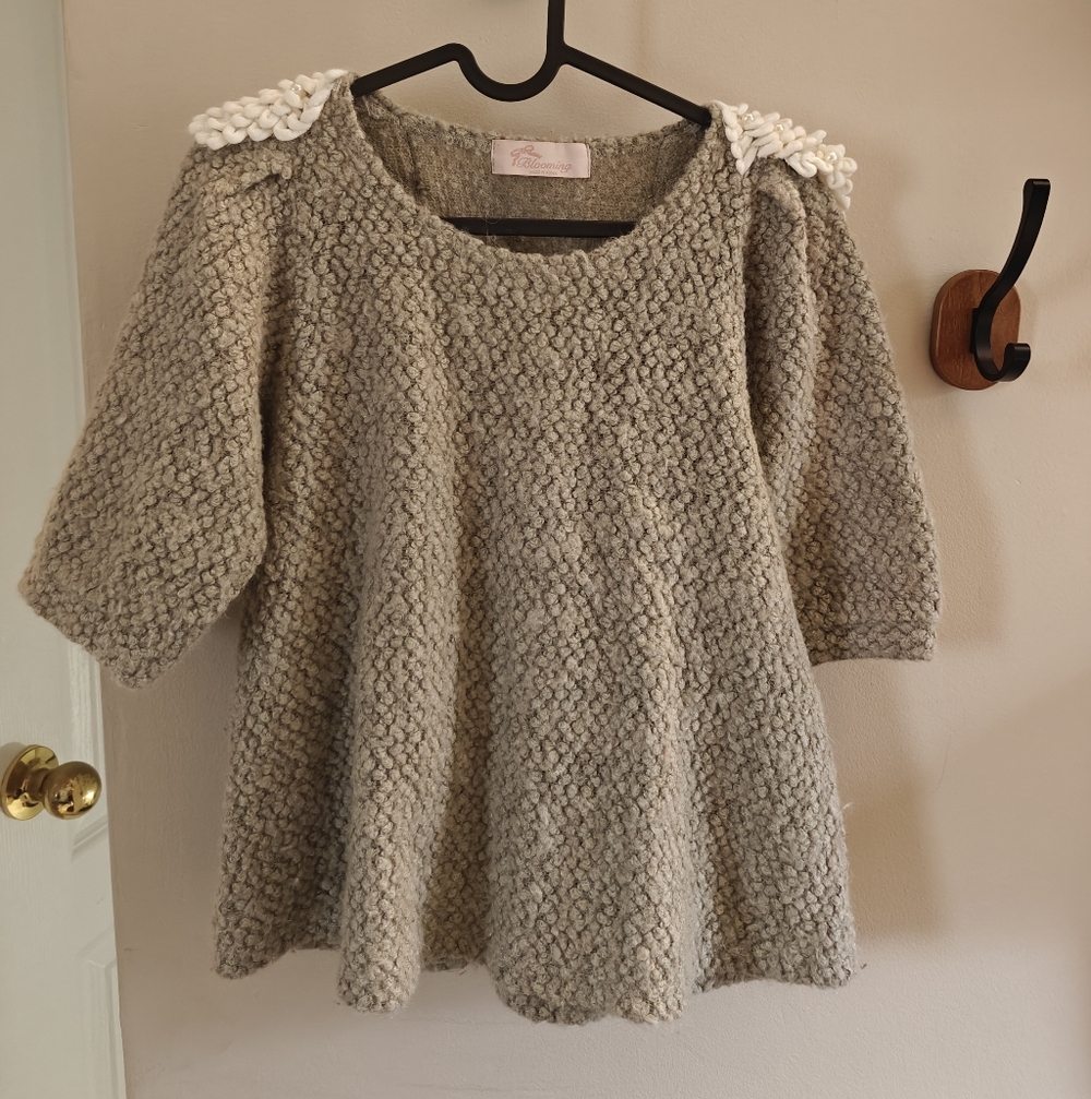 Blooming Gray Short Sleeve Sweater Top Size Small